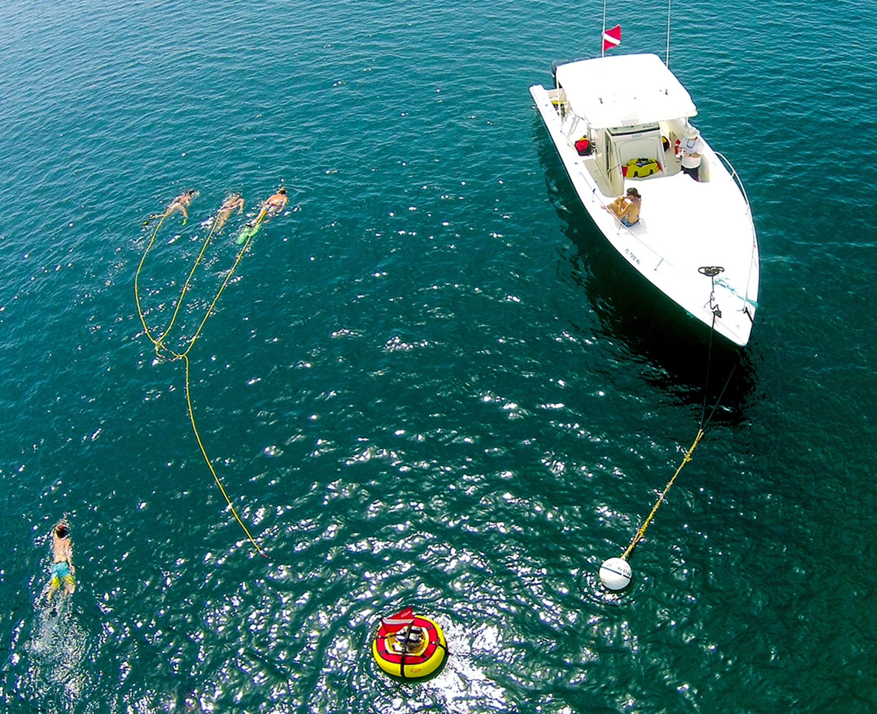 Brownie's Peleton hose system supporting divers underwater
